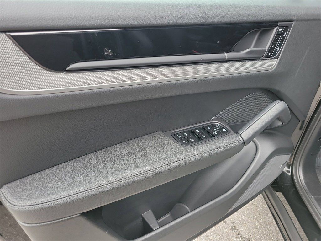 Certified 2025 Porsche Cayenne AWD/4WD image 25