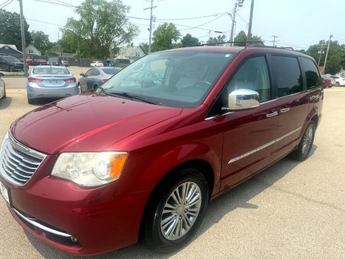 Used 2014 Chrysler Town & Country Touring-L w/ Driver Convenience Group image 5