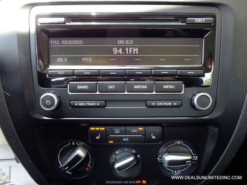 Used 2014 Volkswagen Jetta SE FWD image 12