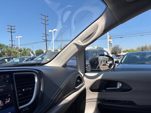 Used 2023 Chrysler Pacifica Touring-L FWD image 33