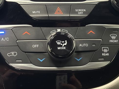 Used 2024 Chrysler Pacifica Touring-L FWD image 17