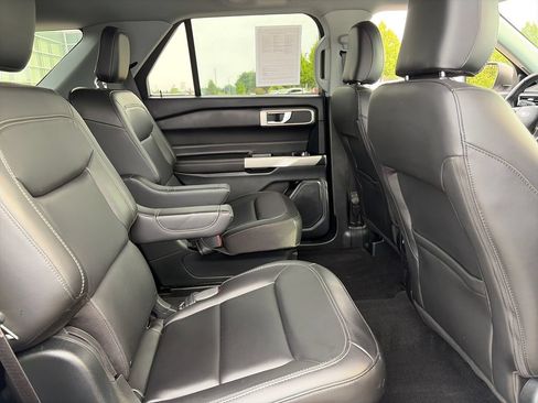 Used 2024 Ford Explorer XLT w/ Equipment Group 202A AWD/4WD image 34