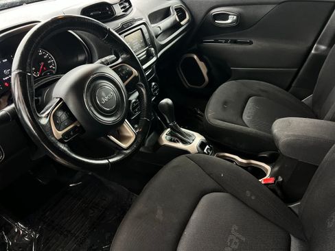 Used 2017 Jeep Renegade Latitude w/ Popular Equipment Group AWD/4WD image 12