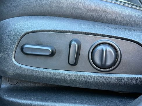 Used 2023 GMC Acadia SLT image 28