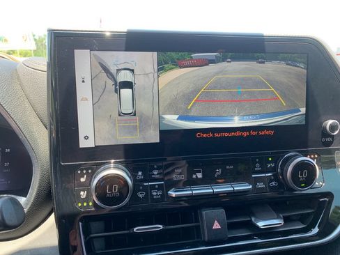 Used 2023 Toyota Highlander Platinum FWD image 22