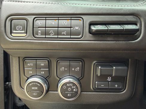 Used 2023 GMC Yukon Denali Ultimate AWD/4WD image 12