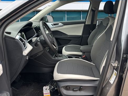 New 2026 Volkswagen Taos SE FWD image 21