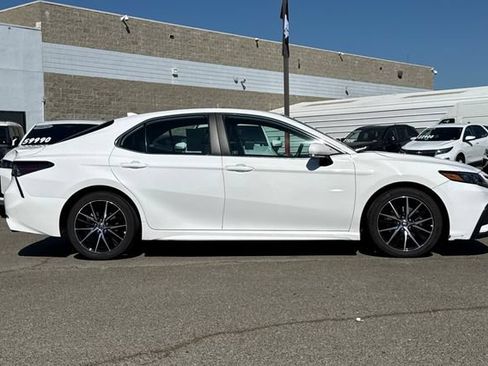 Used 2024 Toyota Camry SE FWD image 3