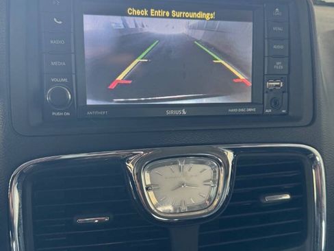 Used 2016 Chrysler Town & Country Touring FWD image 11