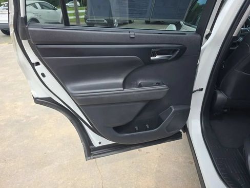 Used 2020 Toyota Highlander XLE AWD/4WD image 48