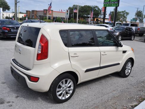 Used 2013 Kia Soul + FWD image 10