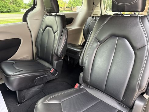 Used 2023 Chrysler Pacifica Touring-L FWD image 23