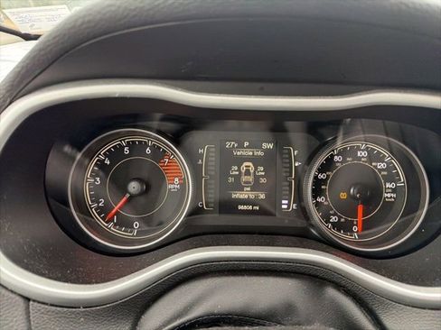 Used 2018 Jeep Cherokee Latitude Plus w/ Comfort/Convenience Group image 16