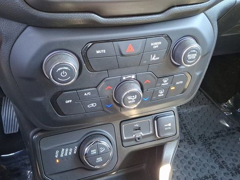 Certified 2022 Jeep Renegade Trailhawk AWD/4WD image 15