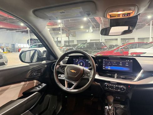 Used 2025 Chevrolet Trax LT w/ LT Convenience Package image 33
