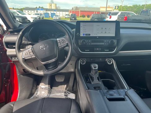 Used 2024 Toyota Grand Highlander AWD image 14