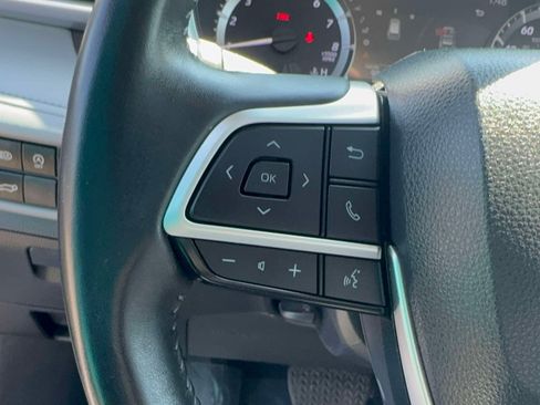 Used 2023 Toyota Highlander XLE AWD/4WD image 16