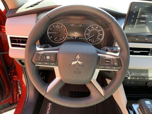 New 2025 Mitsubishi Outlander SE image 15