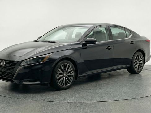 Used 2025 Nissan Altima 2.5 SV image 3