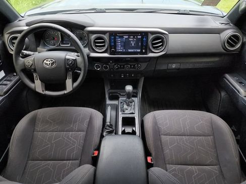 Used 2018 Toyota Tacoma TRD Off-Road AWD/4WD image 18