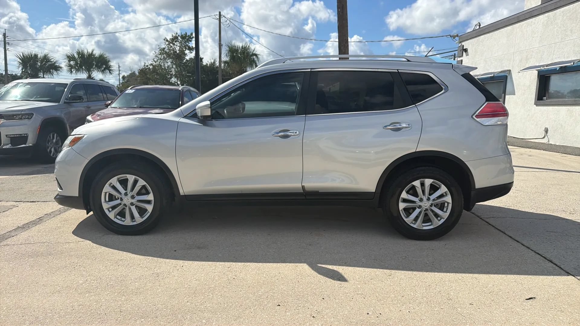 Used 2015 Nissan Rogue SV w/ SV Premium Package FWD image 2