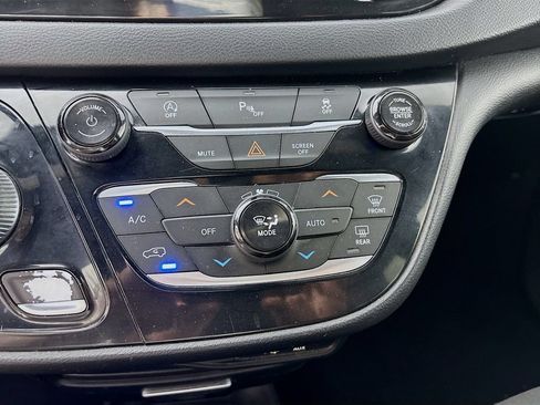 Used 2019 Chrysler Pacifica Touring Plus w/ S Appearance Package FWD image 16