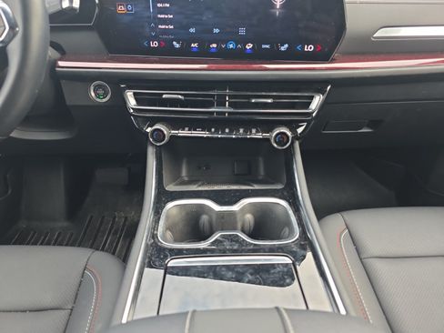 Used 2025 Chevrolet Traverse Z71 w/ Enhanced Driving Package AWD/4WD image 13