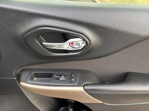 Used 2018 Jeep Cherokee Latitude w/ Cold Weather Group image 39