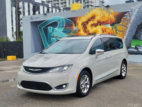 Used 2017 Chrysler Pacifica Limited w/ Advanced Safetytec Group FWD image 1