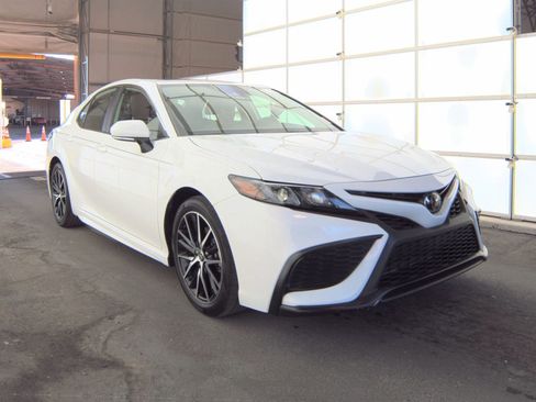 Used 2024 Toyota Camry SE image 5