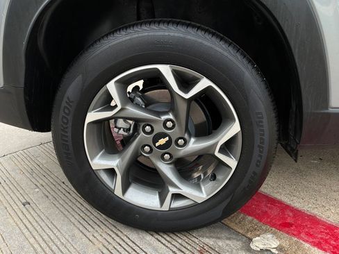 Used 2025 Chevrolet Trax LT w/ LT Convenience Package FWD image 9