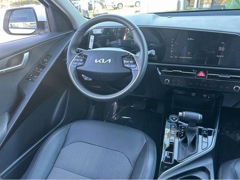 Certified 2025 Kia Niro EX image 12
