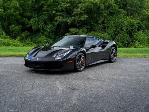 Used 2018 Ferrari 488 GTB RWD image 4