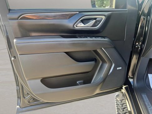 Used 2022 Chevrolet Suburban Z71 w/ Luxury Package AWD/4WD image 11