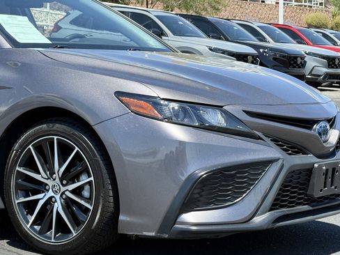Used 2022 Toyota Camry SE image 2