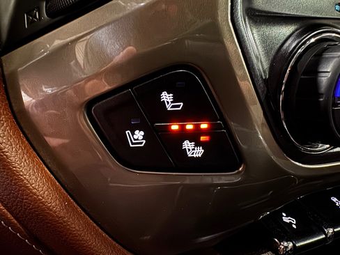 Used 2018 Chevrolet Silverado 1500 High Country image 33