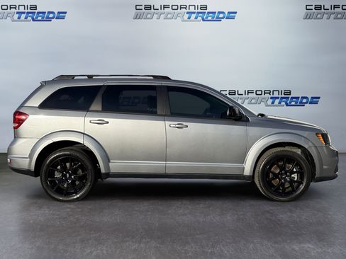 Used 2019 Dodge Journey SE image 4
