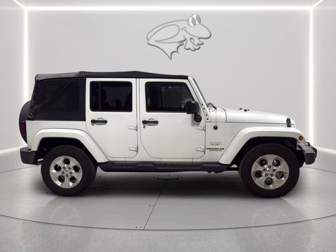 Used 2015 Jeep Wrangler Unlimited Sahara w/ Connectivity Group image 8