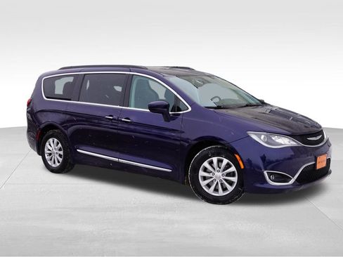 Certified 2017 Chrysler Pacifica Touring-L image 2