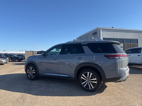 Certified 2025 Nissan Pathfinder Platinum image 14