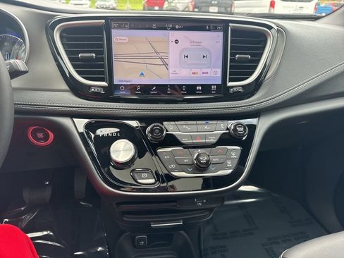 New 2027 Chrysler Pacifica Select AWD/4WD image 3