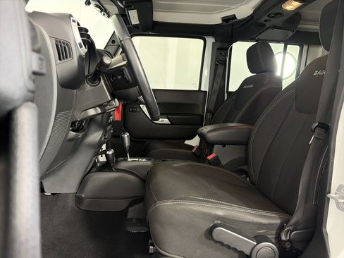 Used 2018 Jeep Wrangler Unlimited Sahara AWD/4WD image 6