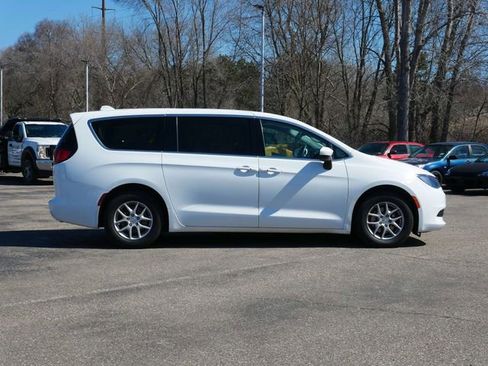 Used 2017 Chrysler Pacifica Touring image 6