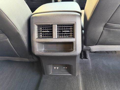 Used 2021 Volkswagen Atlas Cross Sport SE image 31