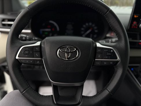 Used 2023 Toyota Sienna XLE image 16