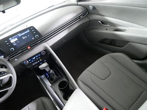 Used 2023 Hyundai Elantra SEL image 11