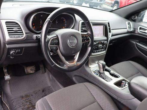 Used 2019 Jeep Grand Cherokee Laredo image 5