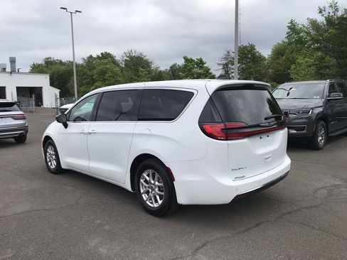 Used 2024 Chrysler Pacifica Touring-L FWD image 3