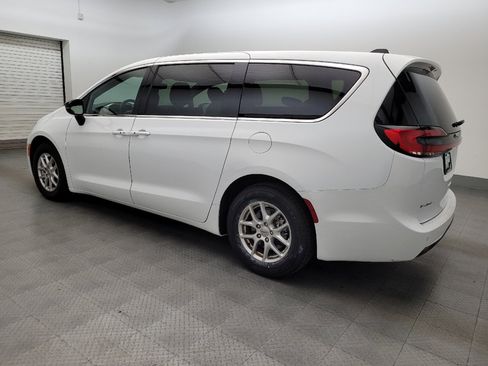 Used 2024 Chrysler Pacifica Touring FWD image 3