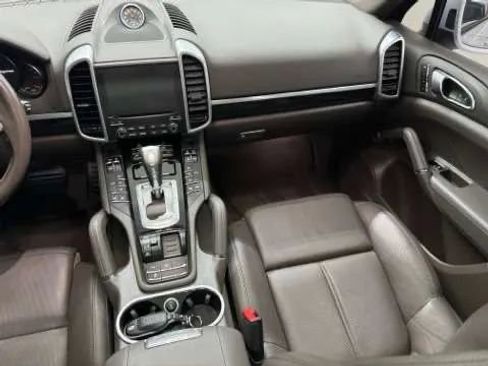 Used 2018 Porsche Cayenne Platinum Edition image 28